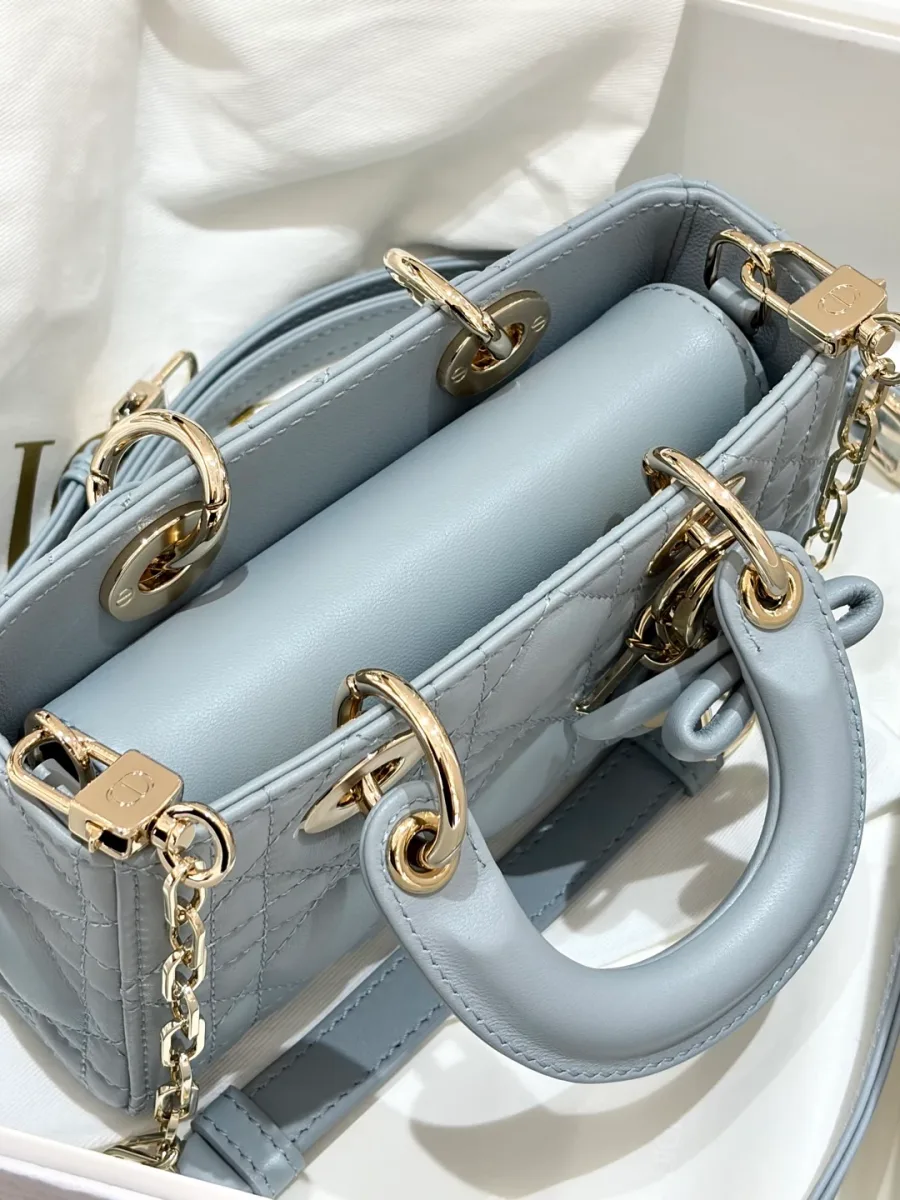 Вид сверху на закрытую сумку Dior Lady D-Joy с короткими ручками