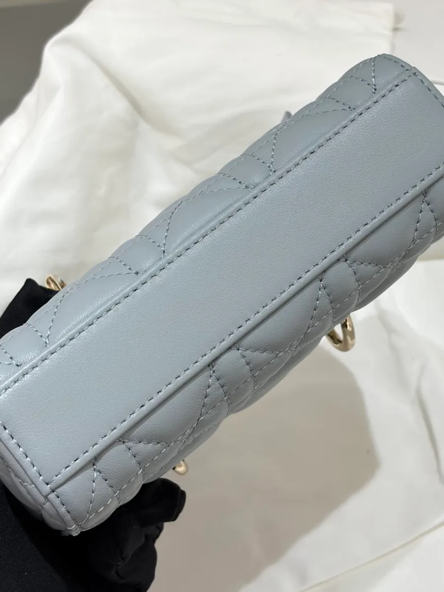 Нижняя панель сумки Dior Lady D-Joy со стеганым узором
