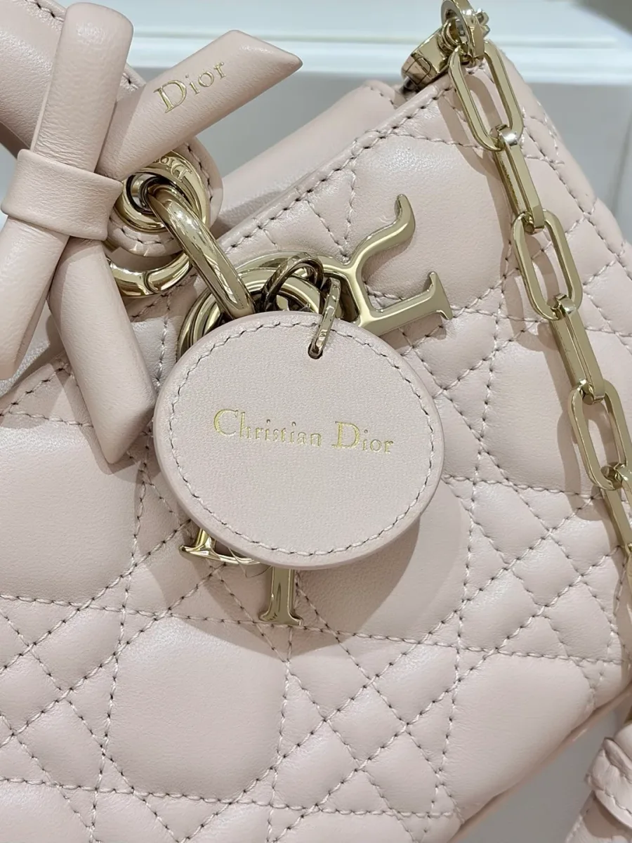 Обратная сторона кожаной подвески с тиснением Christian Dior