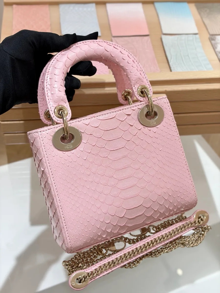 Розовая сумка Lady Dior 17 из кожи змеи, вид спереди под углом