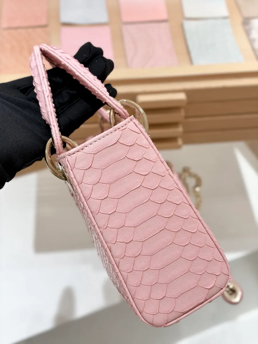 Розовая сумка Lady Dior 17 из кожи змеи, вид сбоку