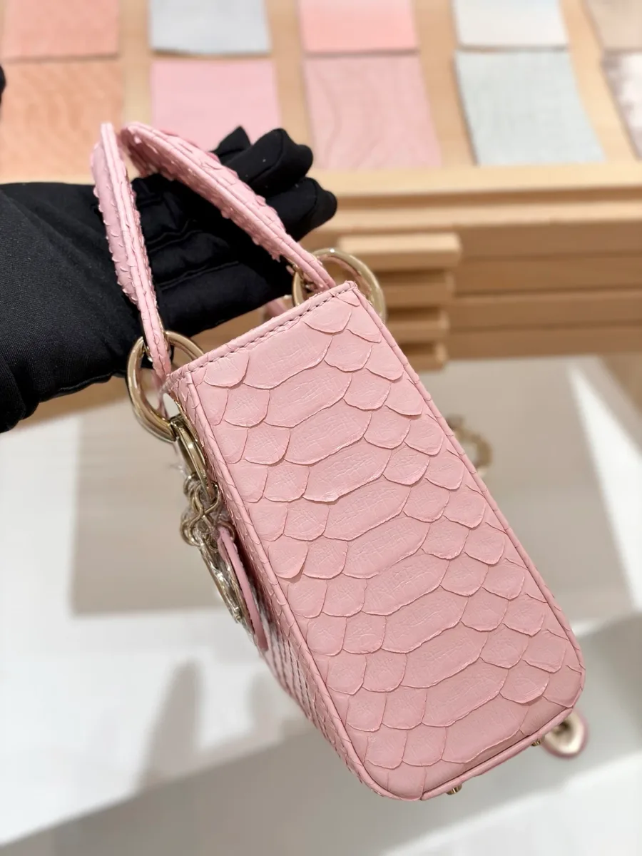 Розовая сумка Lady Dior 17 из кожи змеи, вид сбоку под другим углом