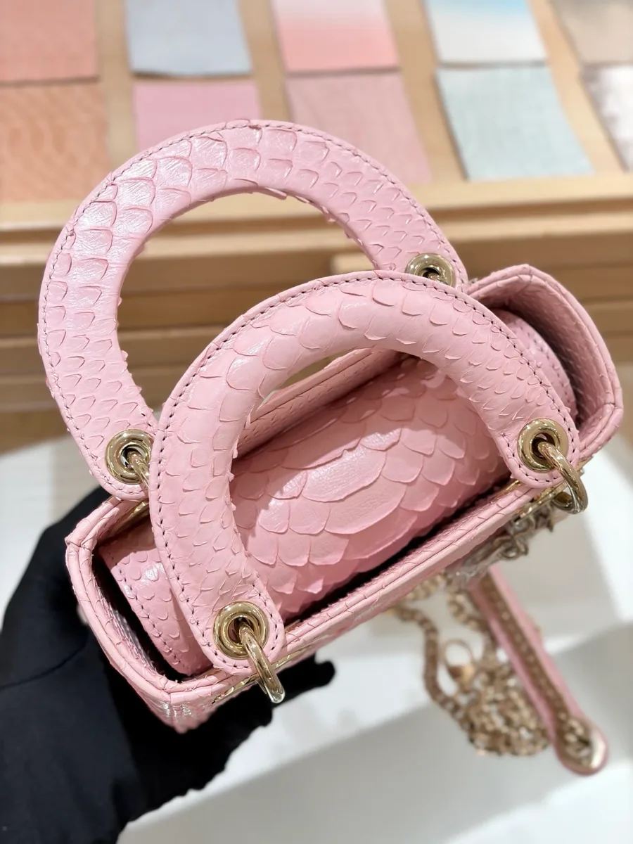 Розовая сумка Lady Dior 17 из кожи змеи, вид сверху на ручки и клапан