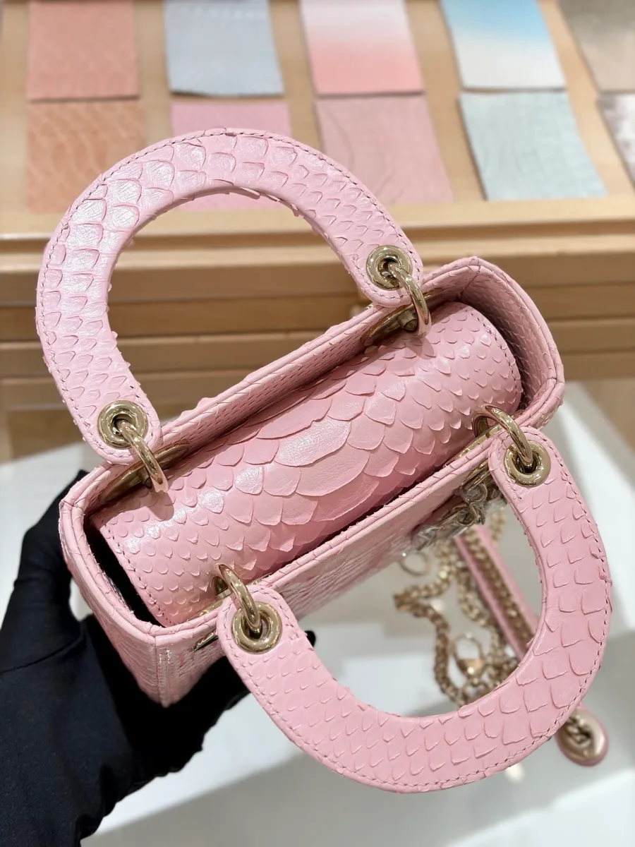 Розовая сумка Lady Dior 17 из кожи змеи, вид сверху с приоткрытым клапаном
