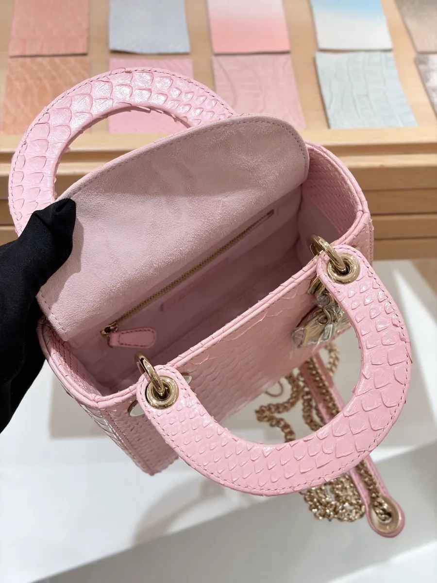 Внутреннее отделение розовой сумки Lady Dior 17 с открытым клапаном