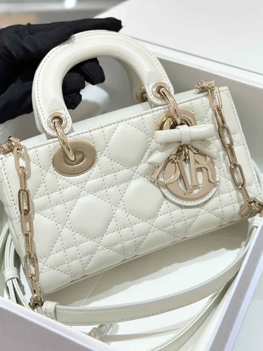 Белая сумка Dior Lady D-Joy с узором Cannage и золотистой цепочкой, вид спереди в коробке