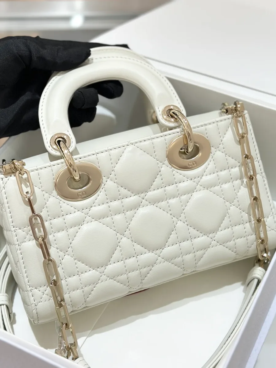 Белая сумка Dior Lady D-Joy в руке, вид спереди