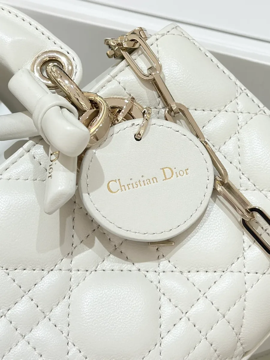 Крупный план круглой кожаной детали с тиснением Christian Dior