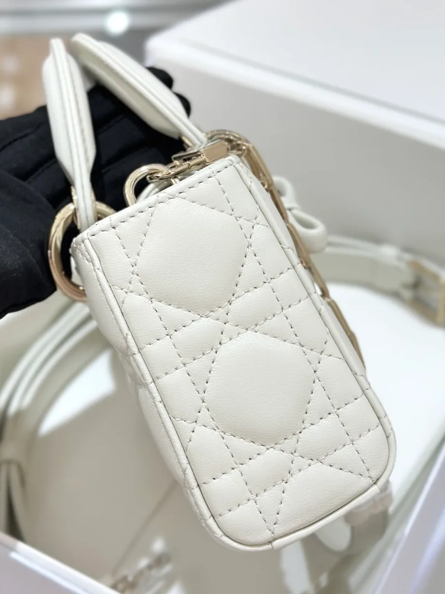 Белая сумка Dior Lady D-Joy, вид сбоку