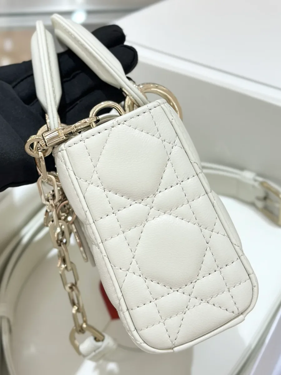 Боковая сторона белой сумки Dior Lady D-Joy со стеганым узором
