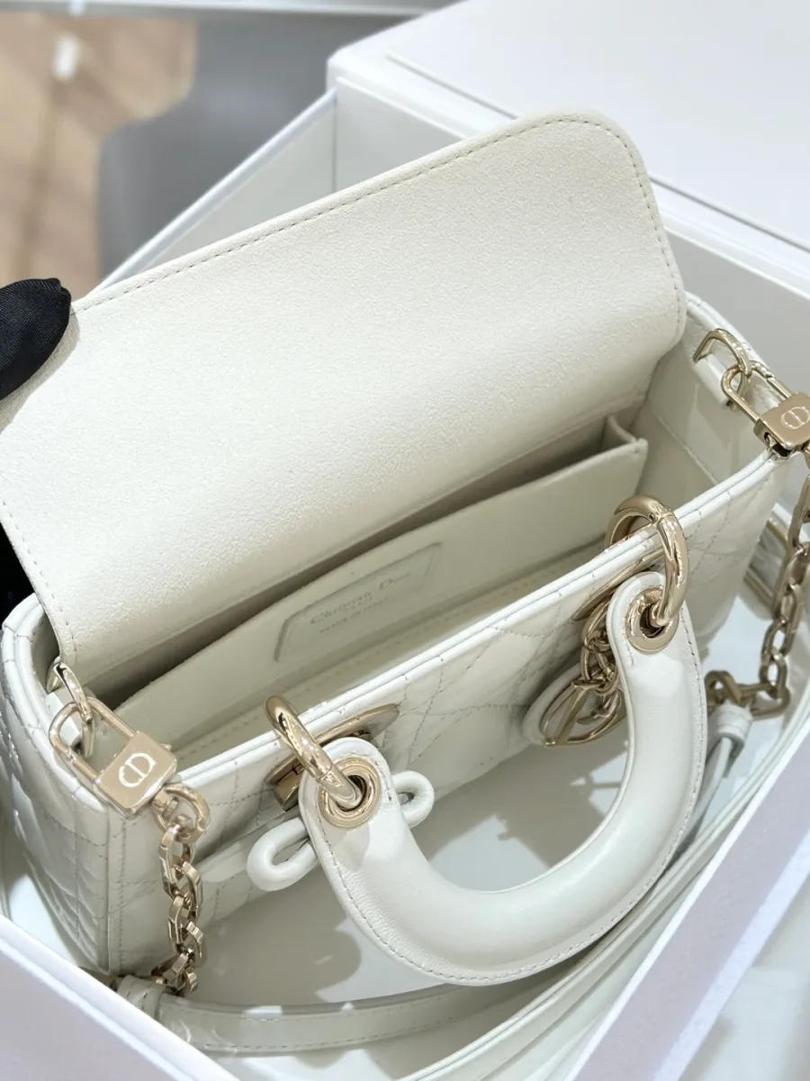Белая сумка Dior Lady D-Joy с открытым клапаном, вид сверху на внутреннее отделение