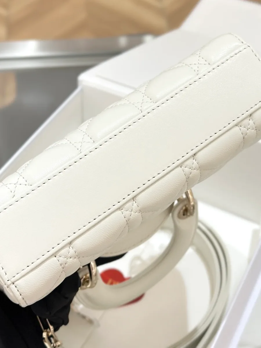 Нижняя часть белой сумки Dior Lady D-Joy со стеганым узором
