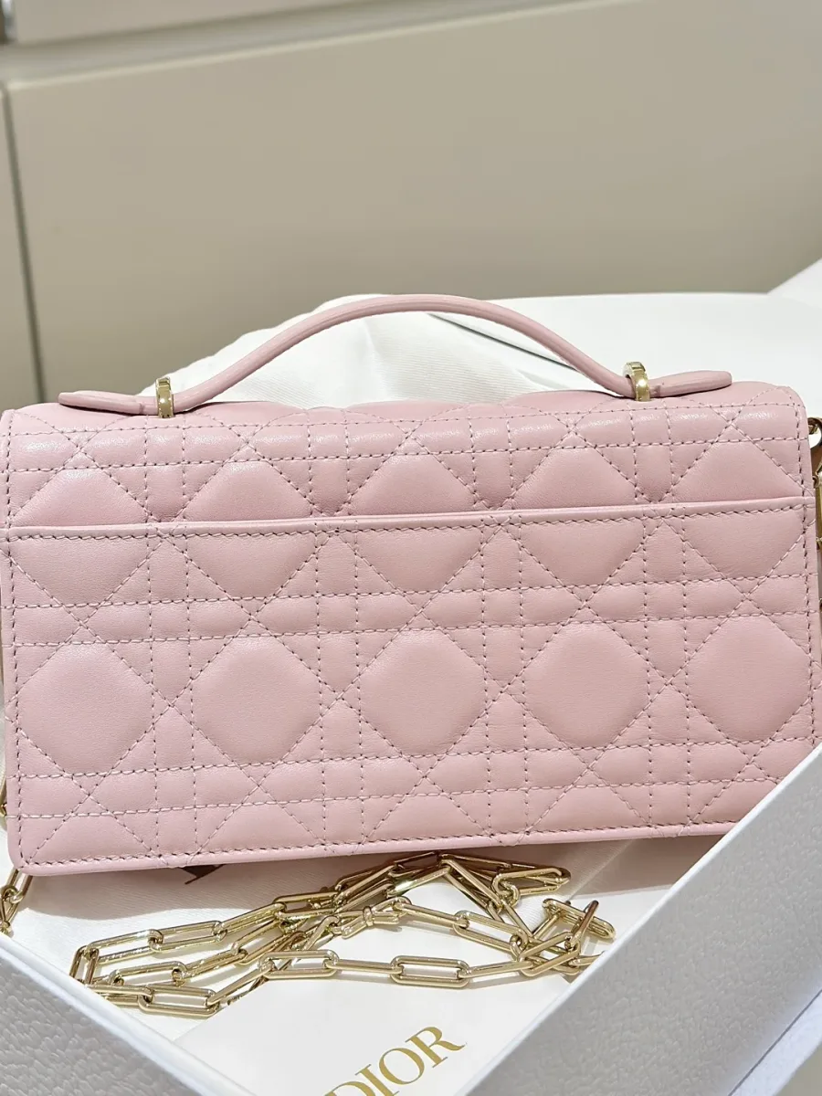 Розовая сумка-клатч Dior WOC, вид сзади с узором Cannage