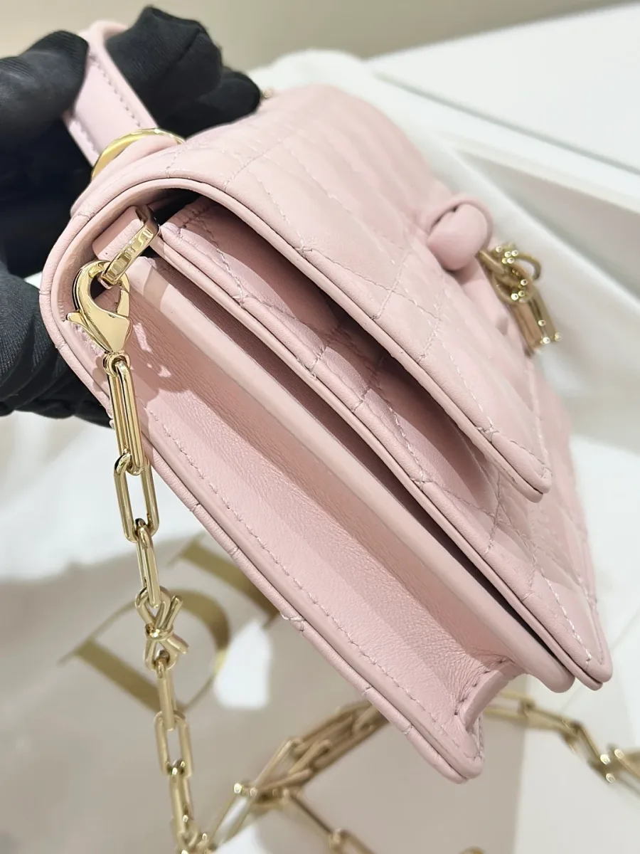Розовая сумка-клатч Dior WOC, вид сбоку, демонстрирующий внутренние отделения