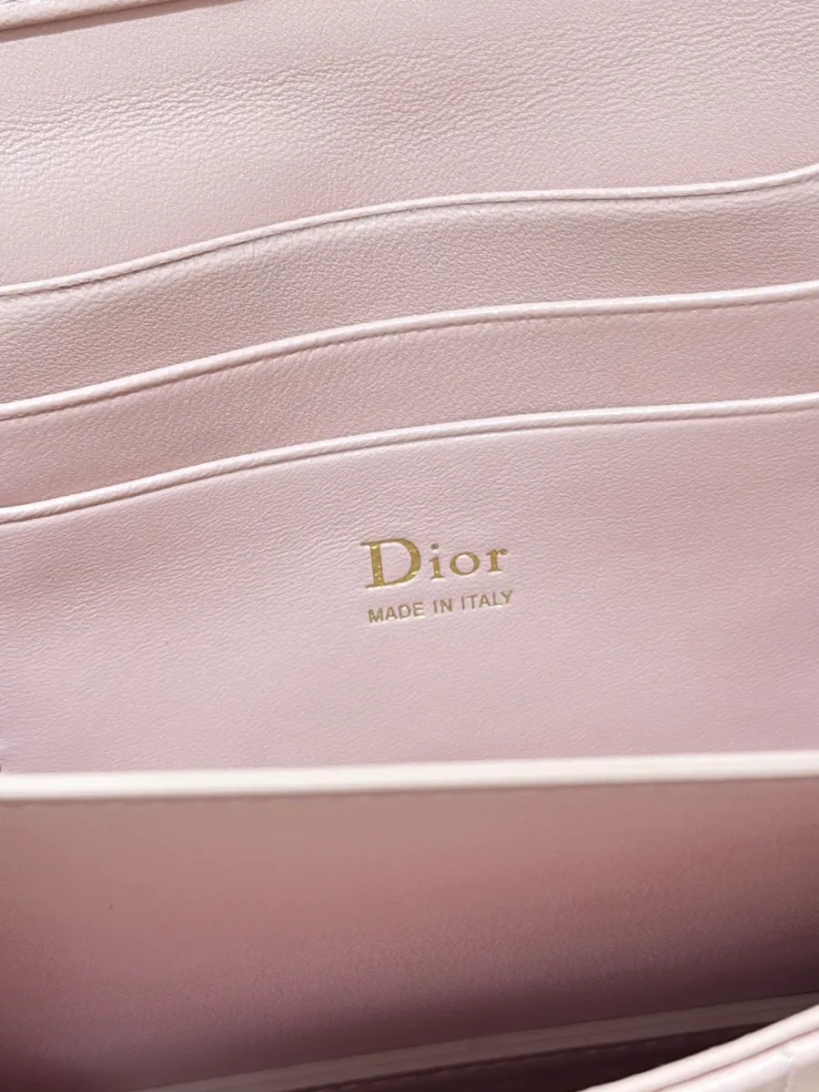 Внутреннее отделение розовой сумки Dior WOC с тиснением логотипа и слотами для карт