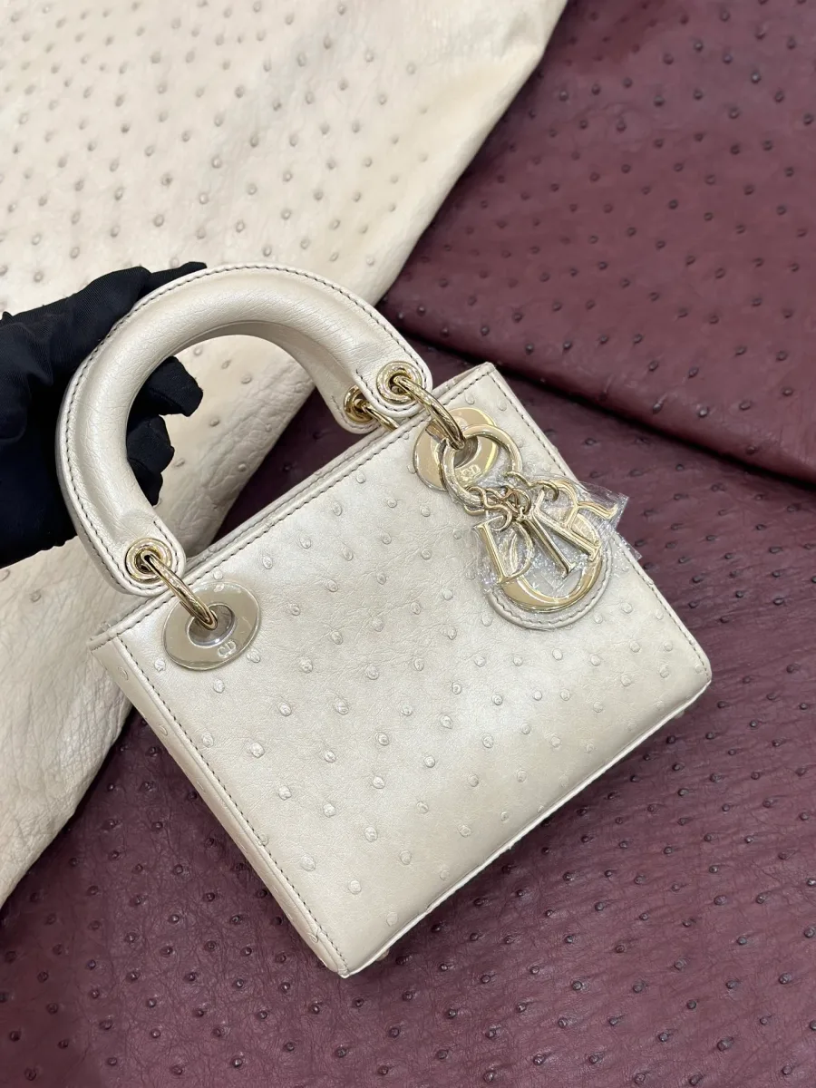 Бежевая мини-сумка Lady Dior из кожи страуса, вид спереди