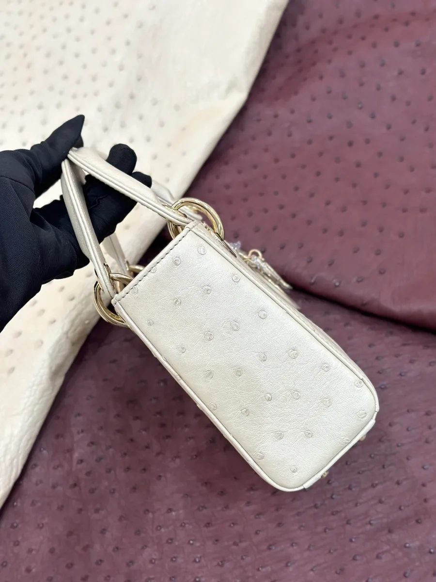 Бежевая сумка Lady Dior из кожи страуса, вид сбоку