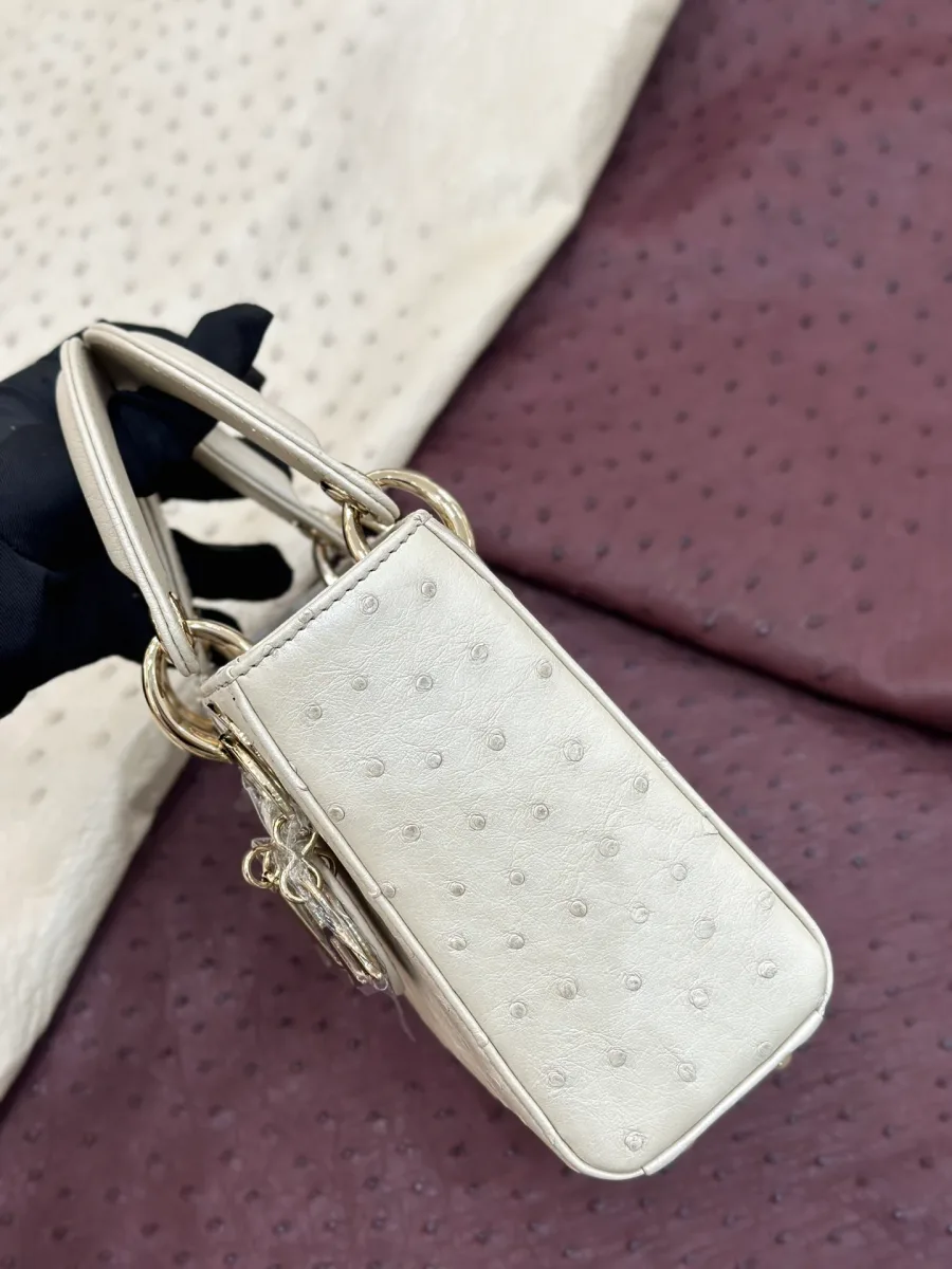 Боковая сторона бежевой сумки Lady Dior, текстура кожи