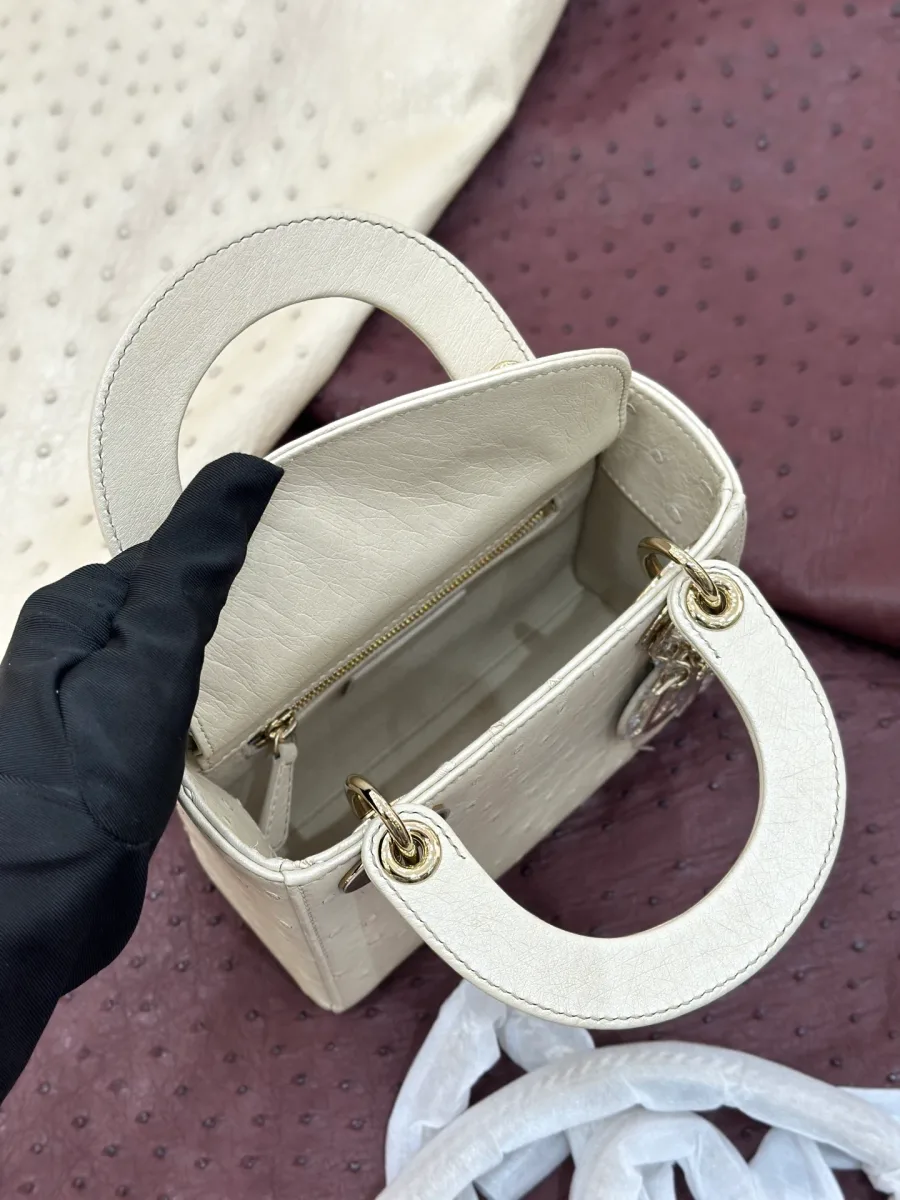 Внутреннее отделение бежевой сумки Lady Dior с открытым клапаном
