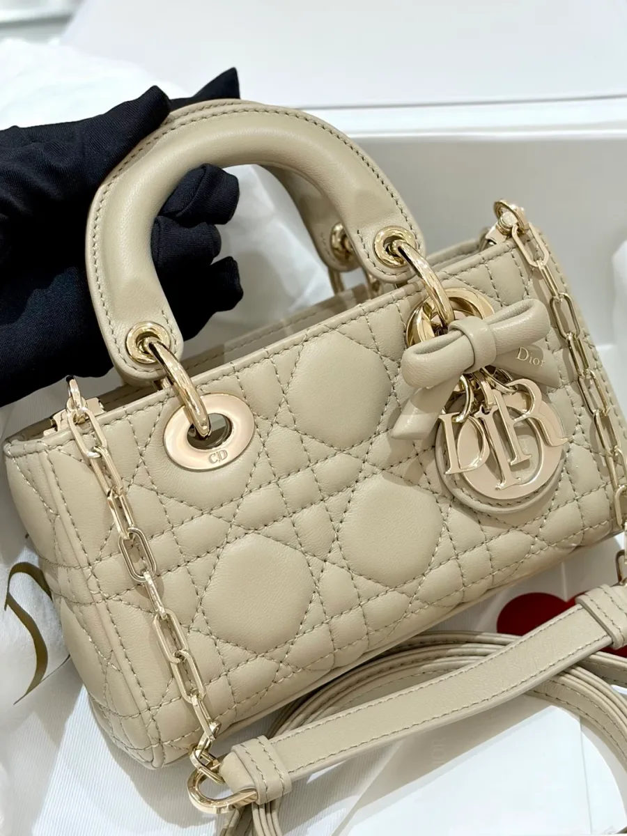 Бежевая сумка Dior Lady D-Joy Micro, вид спереди с ручками и ремешком
