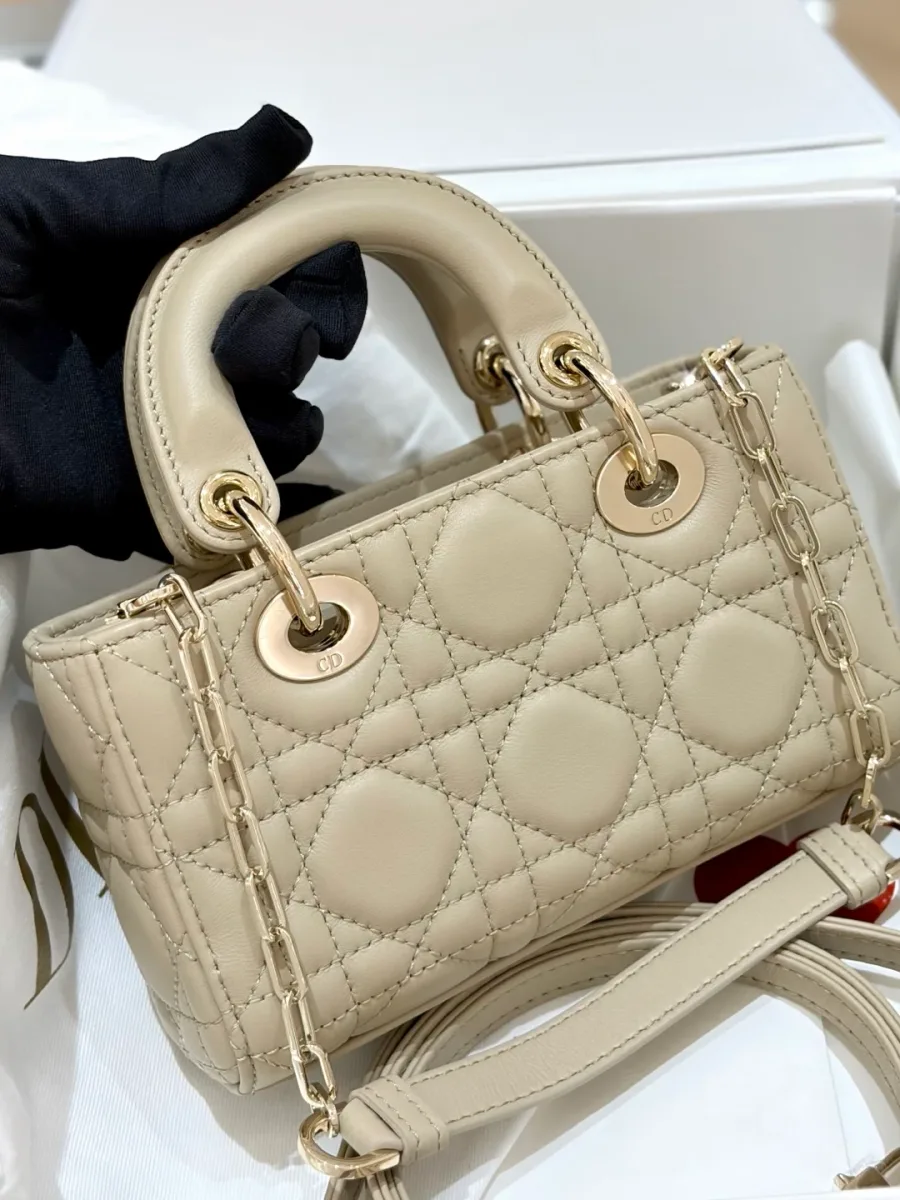Бежевая стеганая сумка Dior Lady D-Joy Micro в коробке, вид спереди