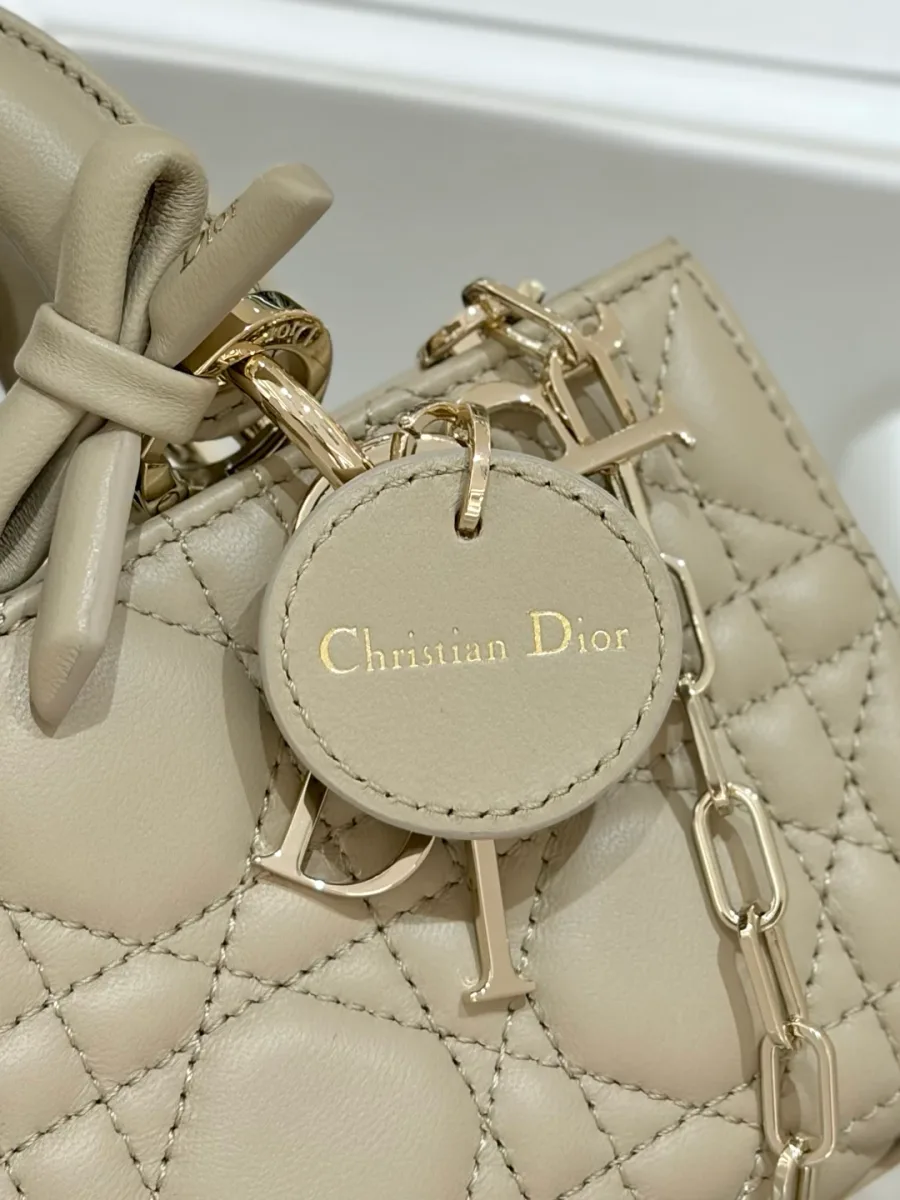 Тиснение Christian Dior на круглом кожаном элементе подвески