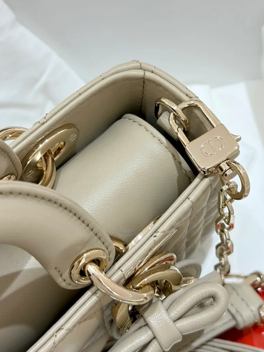Деталь крепления плечевого ремня и ручки сумки Dior Lady D-Joy