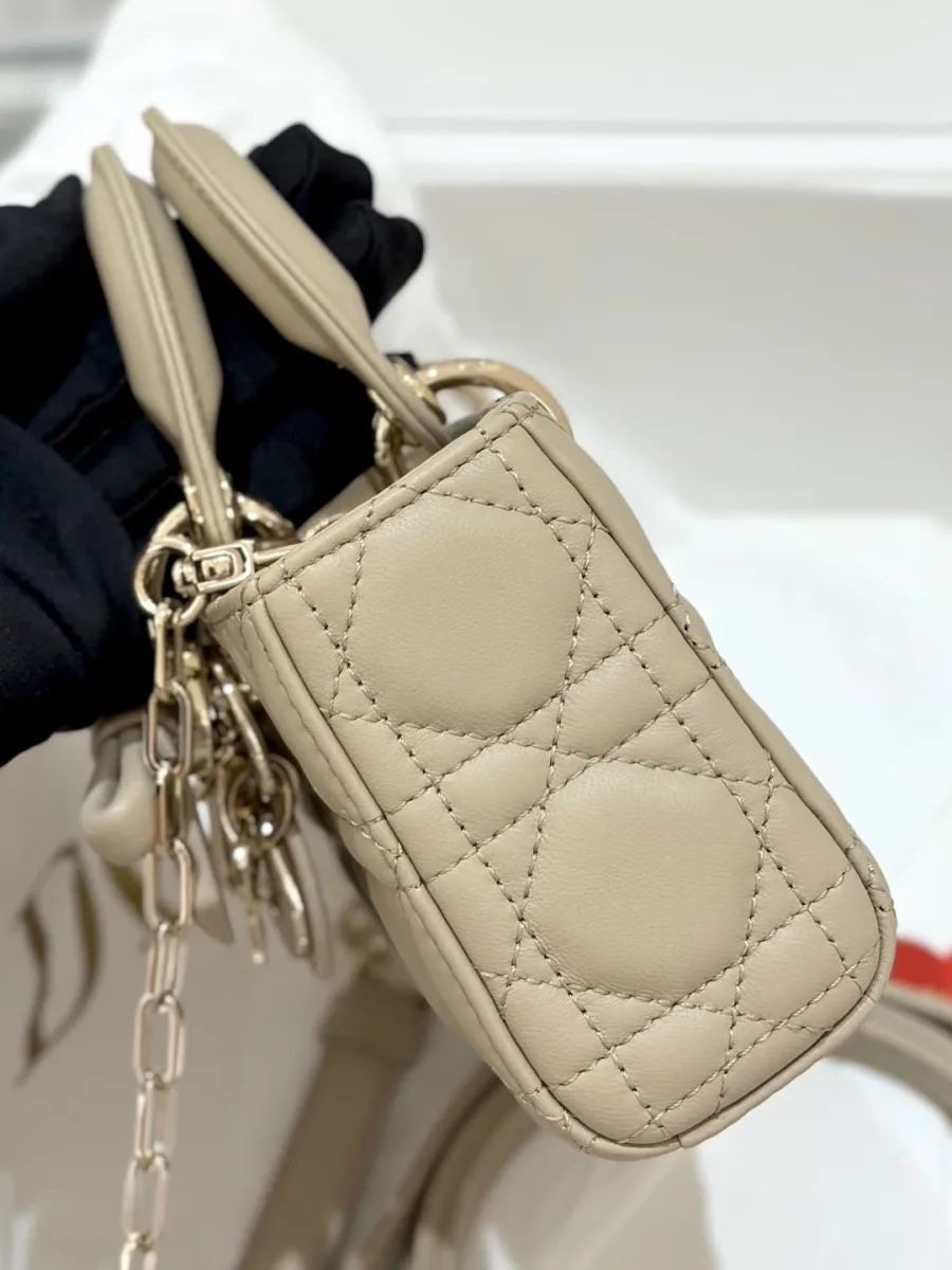 Боковая сторона мини-сумки Dior с фирменной стежкой Cannage
