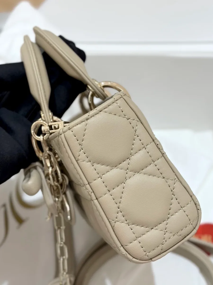 Вид сбоку на бежевую сумку Dior Lady D-Joy Micro