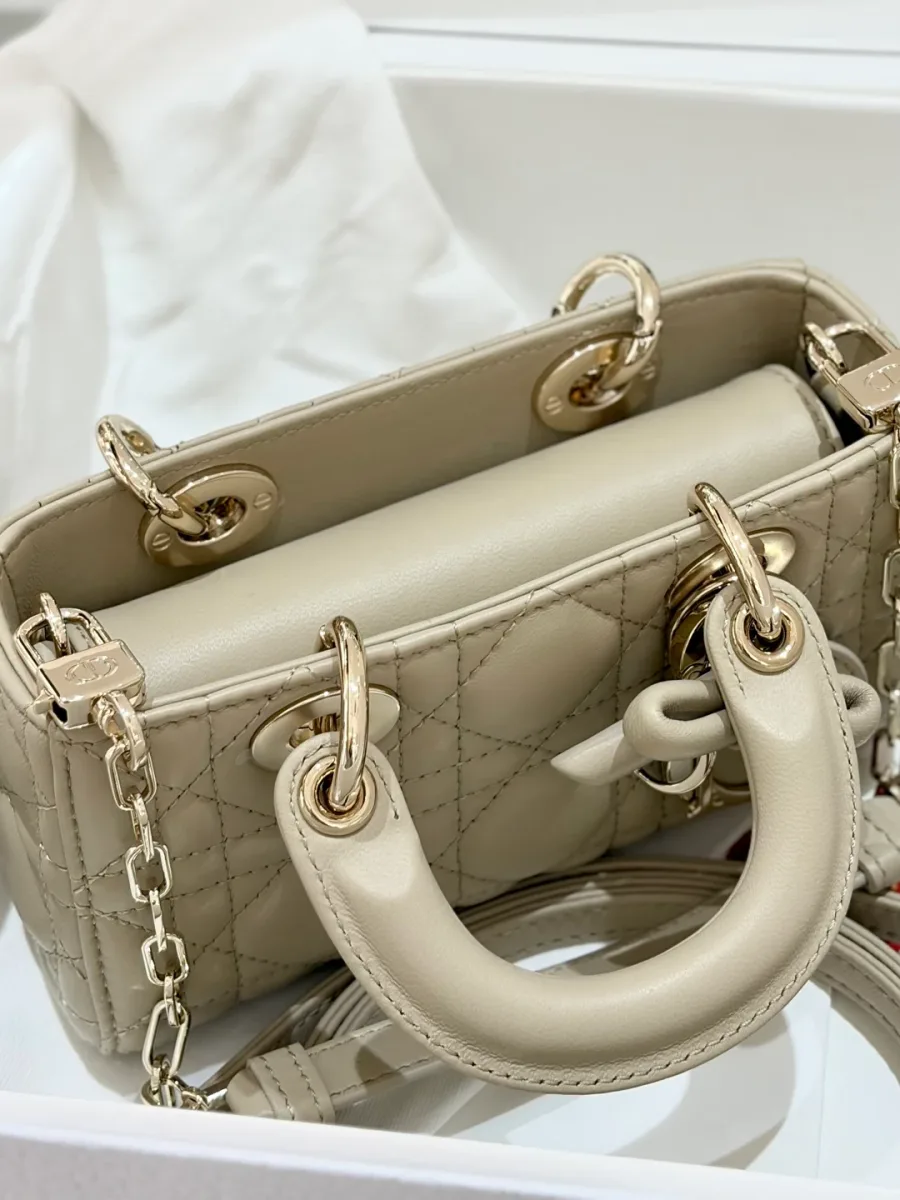 Вид сверху на закрытую сумку Dior Lady D-Joy Micro