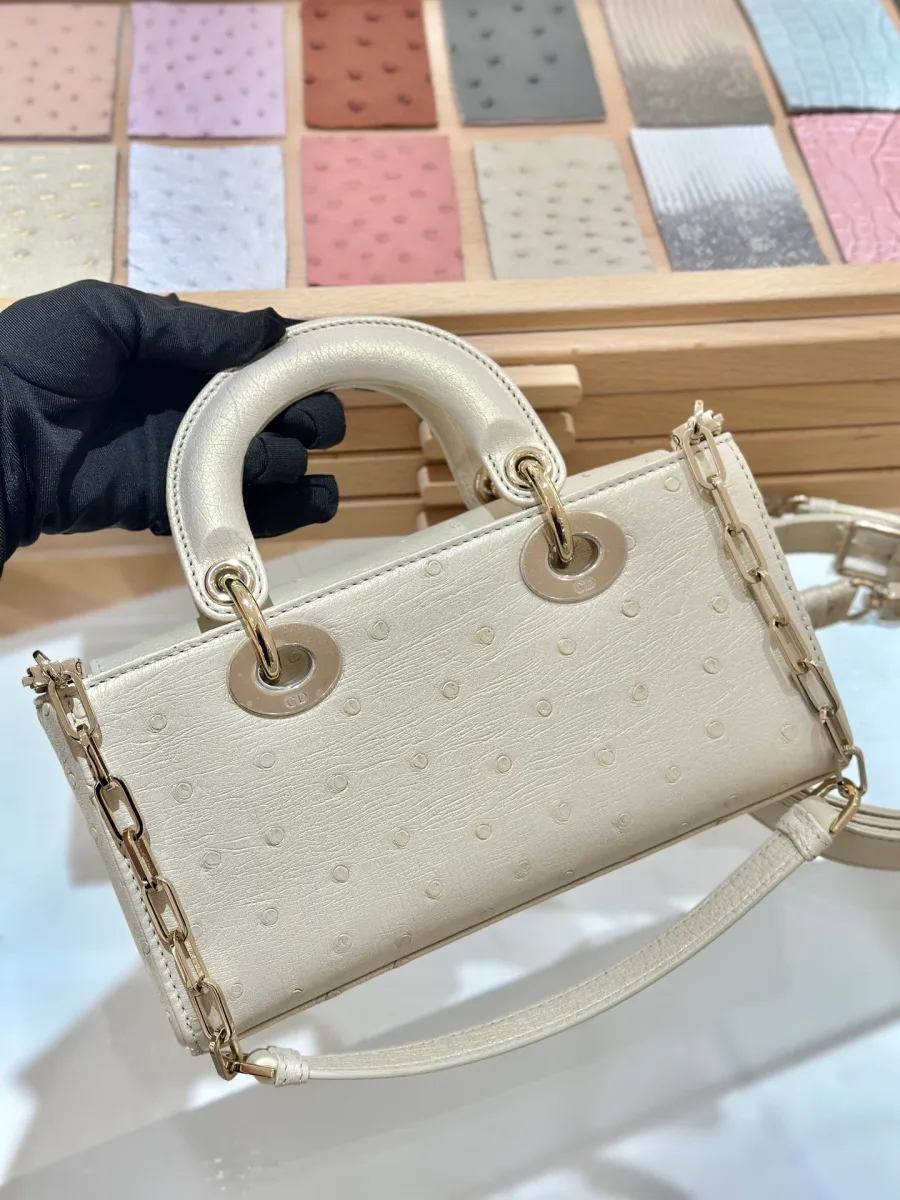 Бежево-золотая сумка Dior Lady D-Joy из кожи страуса, вид спереди без подвески
