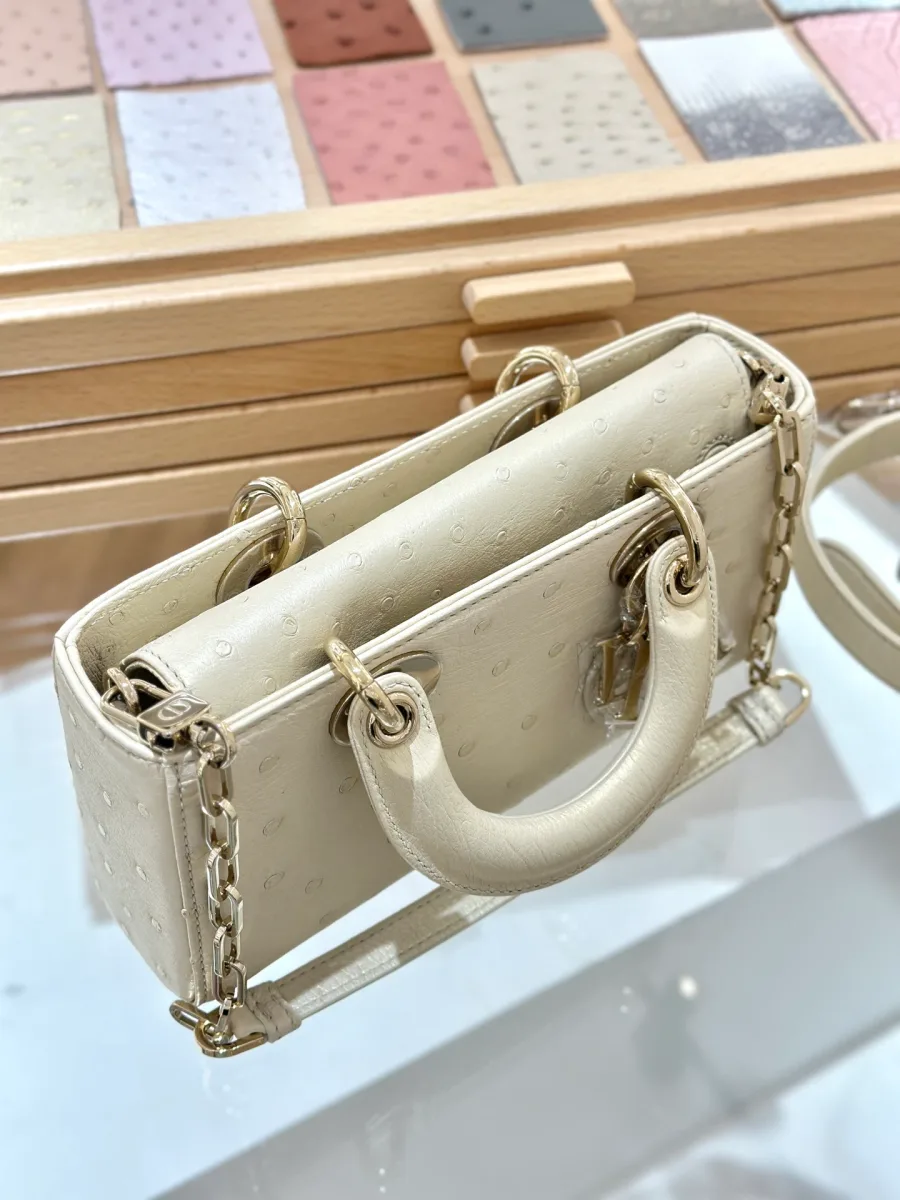 Сумка Dior Lady D-Joy из кожи страуса, вид сверху под углом