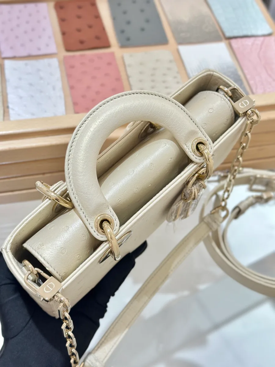 Сумка Dior Lady D-Joy из кожи страуса, вид сверху на ручки и клапан