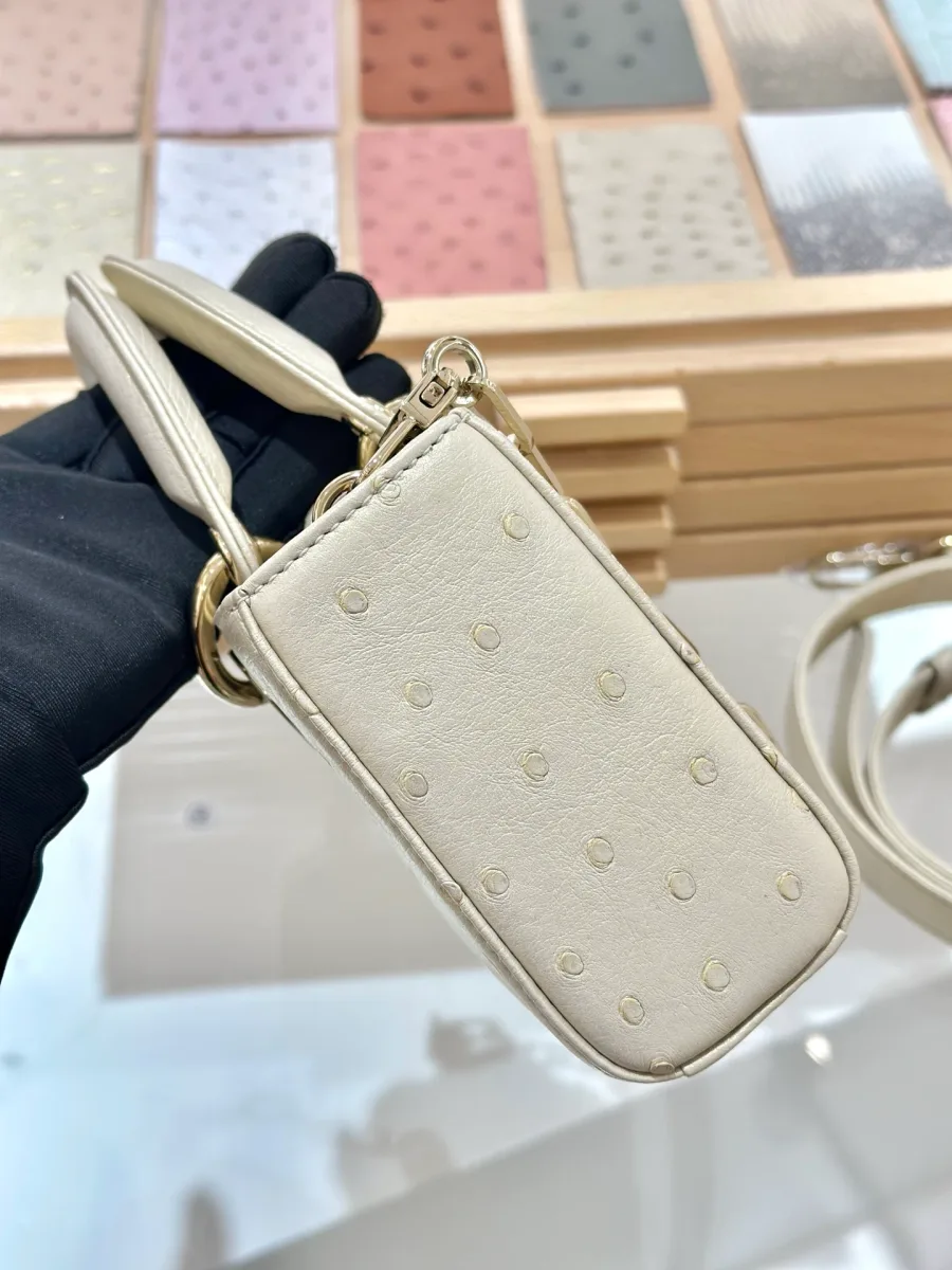 Сумка Dior Lady D-Joy из кожи страуса, вид сбоку