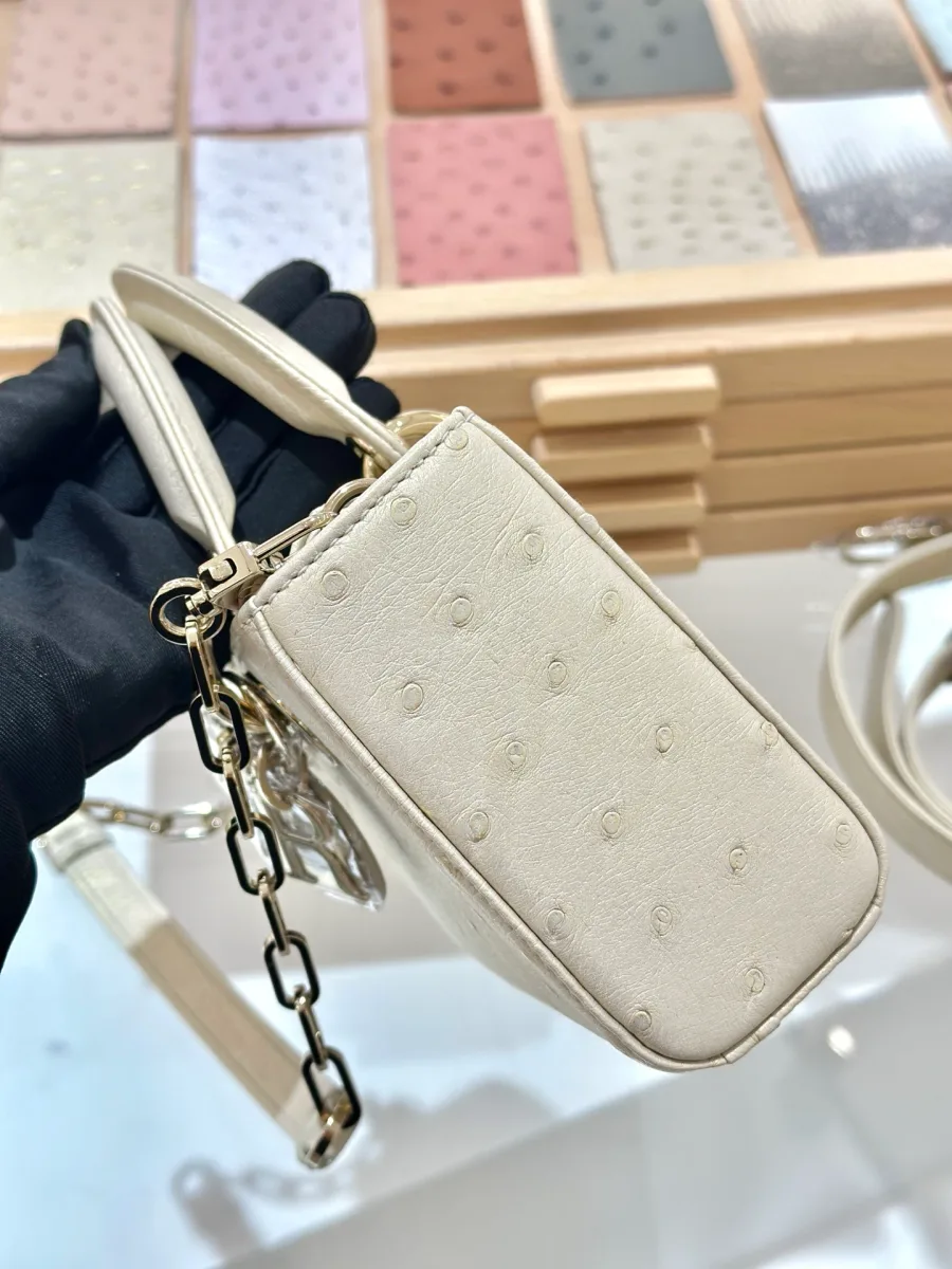 Сумка Dior Lady D-Joy из кожи страуса, вид сбоку под углом с цепочкой
