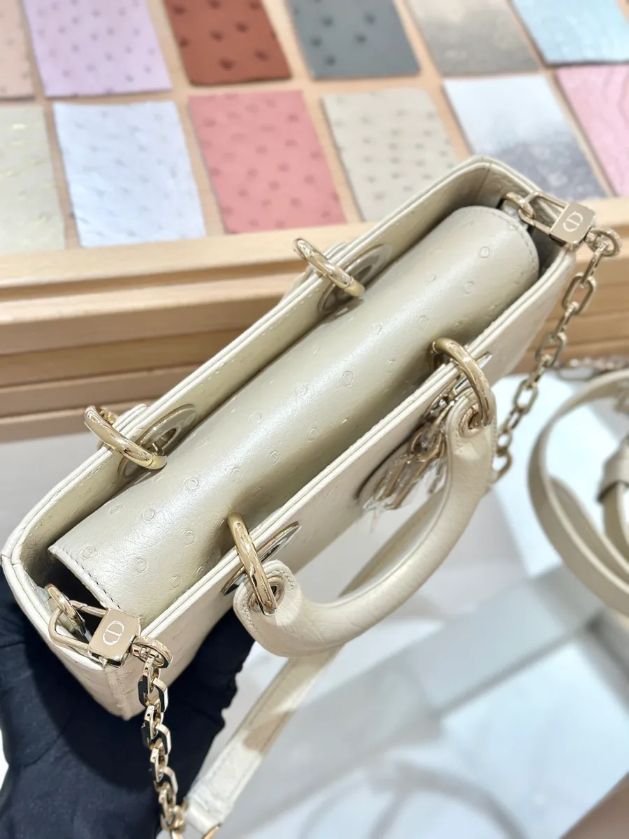 Вид сверху на открытую сумку Dior Lady D-Joy с ручками