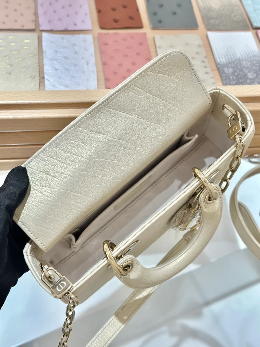 Вид изнутри на открытое отделение сумки Dior Lady D-Joy с клапаном