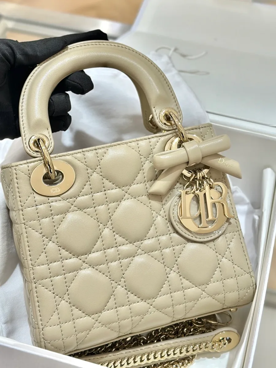 Бежевая сумка Lady Dior с верхними ручками и подвеской-бантом, вид спереди