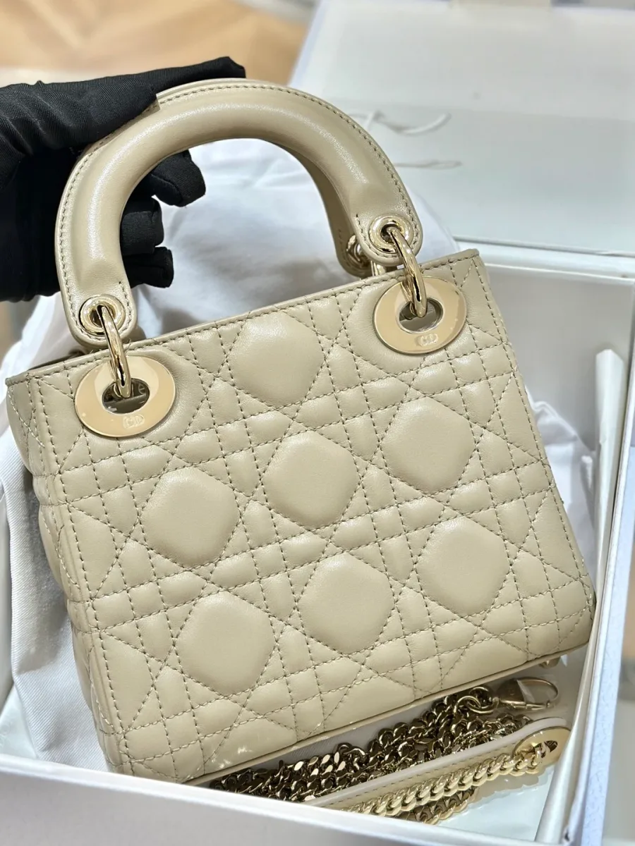 Бежевая стеганая сумка Lady Dior с золотистой фурнитурой в коробке