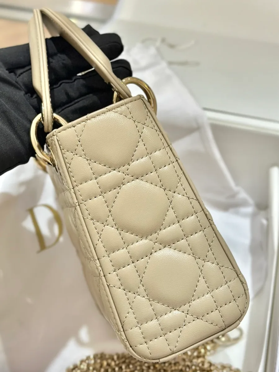 Боковая сторона бежевой сумки Lady Dior со стеганым узором Cannage