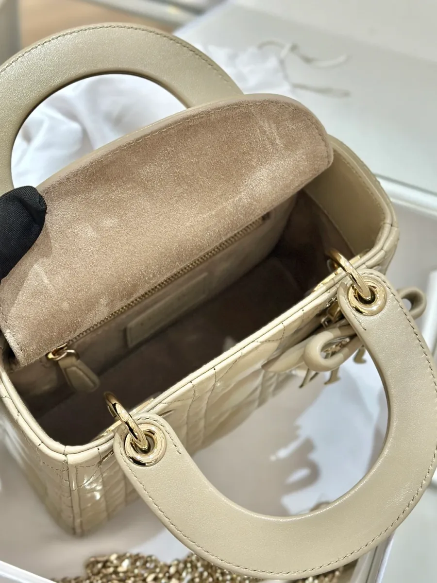 Внутреннее отделение бежевой сумки Lady Dior с открытым клапаном