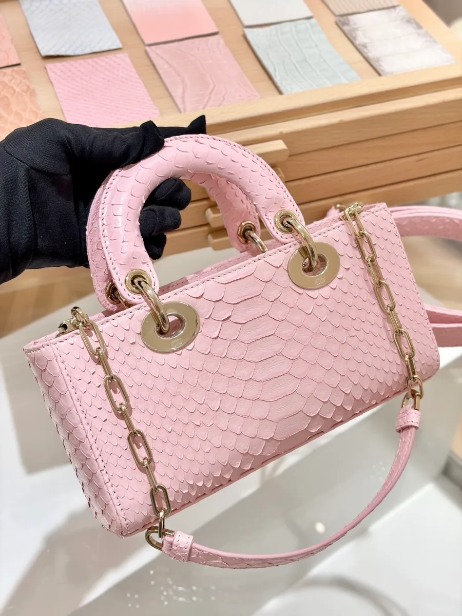 Розовая сумка Dior Lady D-Joy 22 из кожи змеи с плечевым ремнем-цепочкой