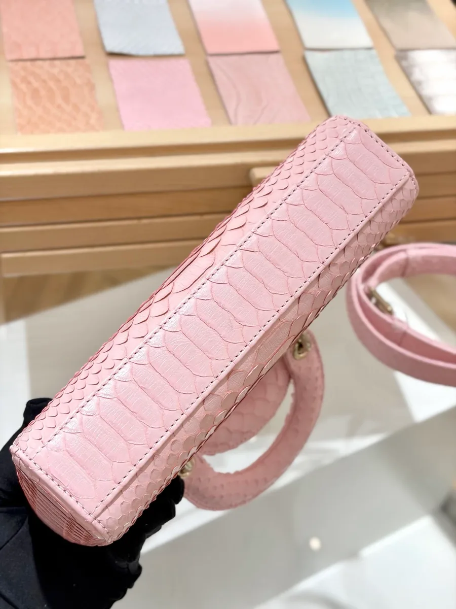 Нижняя часть розовой сумки Dior Lady D-Joy 22 из змеиной кожи