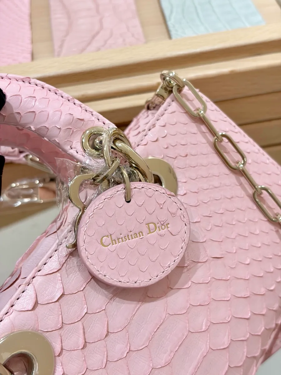 Деталь крепления ручки и кожаный круглый ярлык Christian Dior