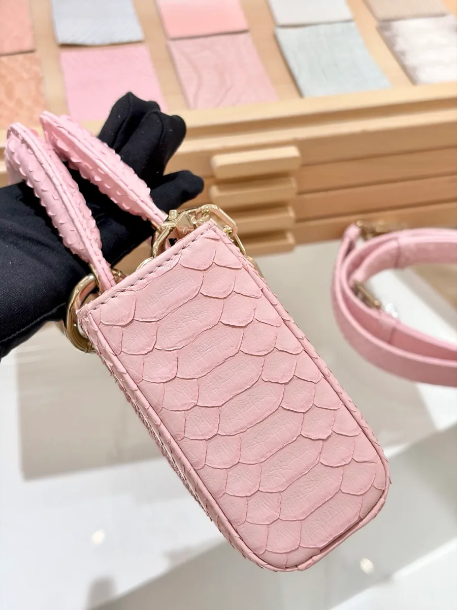 Розовая сумка Dior Lady D-Joy 22 из кожи змеи, вид сбоку