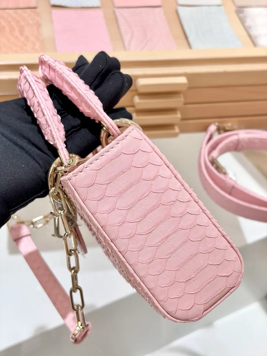 Боковая сторона сумки Dior Lady D-Joy 22 из розовой змеиной кожи