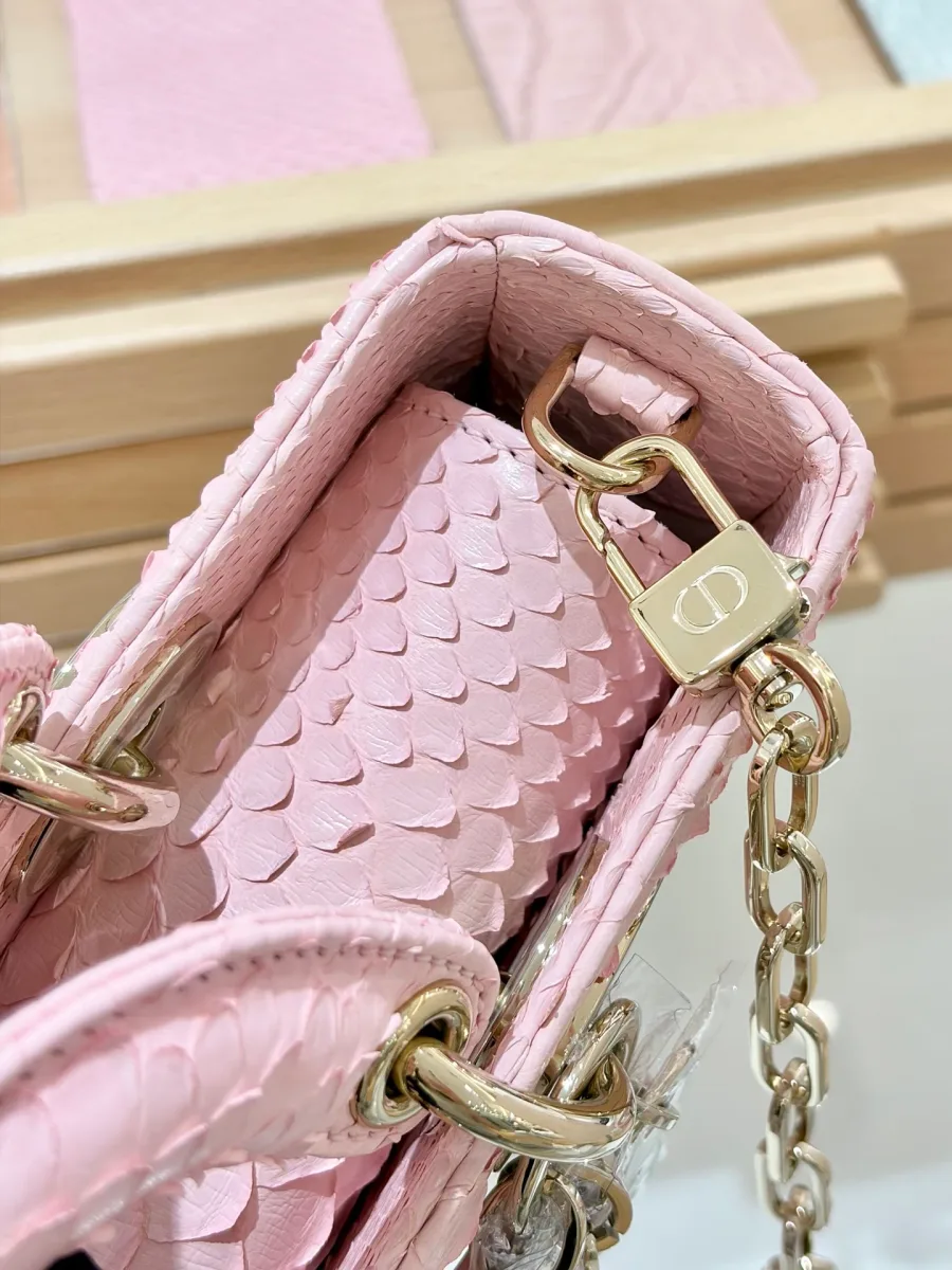 Вид сверху на открытое отделение сумки Dior Lady D-Joy 22 с золотистым карабином