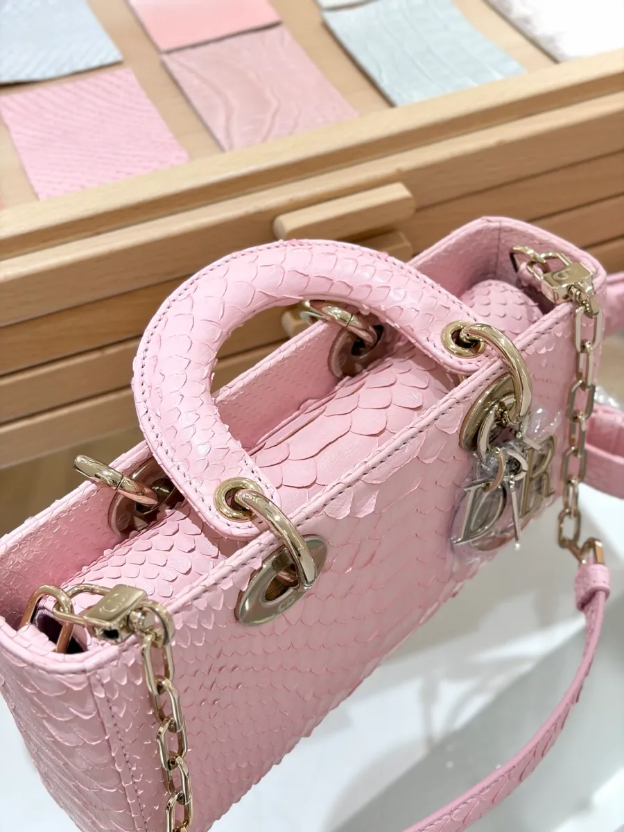 Розовая сумка Dior Lady D-Joy 22 из кожи змеи, вид сверху под углом