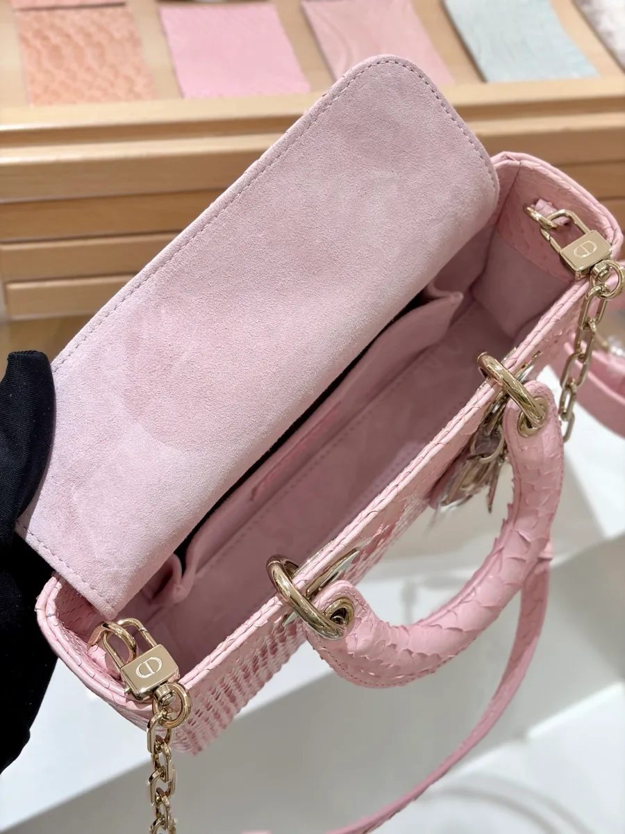 Внутреннее отделение сумки Dior Lady D-Joy 22 с открытым клапаном и замшевой подкладкой