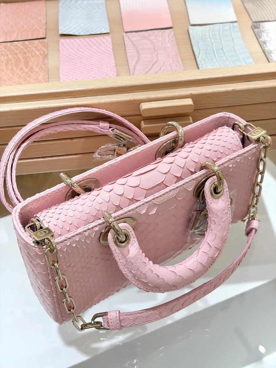 Розовая сумка Dior Lady D-Joy 22 из кожи змеи, вид сзади